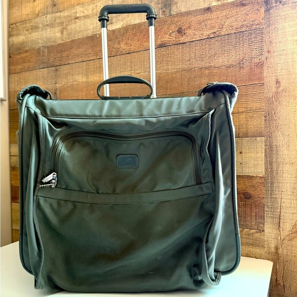 VTG 2241M3 Tumi Alpha 2 Wheeled Large Garment/Suitcase Travel Bag - Picture 1 of 16